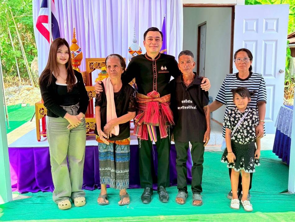 มอบบ้านโครงการสร้าง/ซ่อมแซมบ้านให้แก่ผู้ยากไร้ ผู้พิการ จังหวัดศรีสะเกษ  นายน้อย รจนัย  บ้านเลขที่20 หมู่ที่ 5 ตำบลทุ่ม